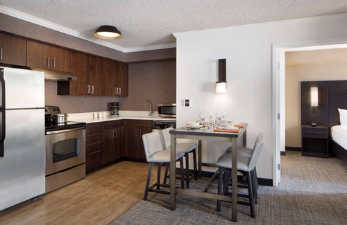 Raisin Hotel | Four Welcoming Studio in Fresno with Delightful Breakfast | Free Parking