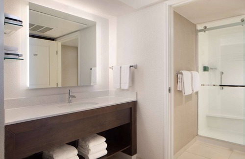 Raisin Hotel | Four Welcoming Studio in Fresno with Delightful Breakfast | Free Parking
