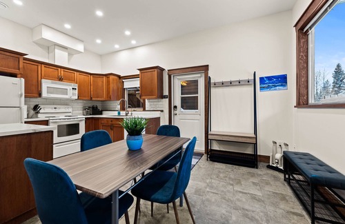 Sun Peaks Apartamento | Fox Cub Creekside- Cozy Fireplace w/ Hot Tub!