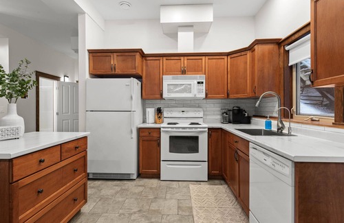 Sun Peaks Apartamento | Fox Cub Creekside- Cozy Fireplace w/ Hot Tub!