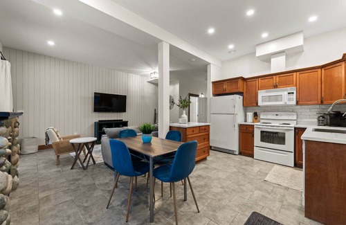Sun Peaks Apartamento | Fox Cub Creekside- Cozy Fireplace w/ Hot Tub!