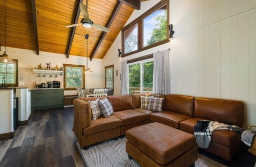 Mount Jackson Casa | Fox & Hound Getaway: Sauna, Hot Tub, Dogs, Game Night!