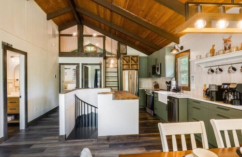 Mount Jackson Casa | Fox & Hound Getaway: Sauna, Hot Tub, Dogs, Game Night!