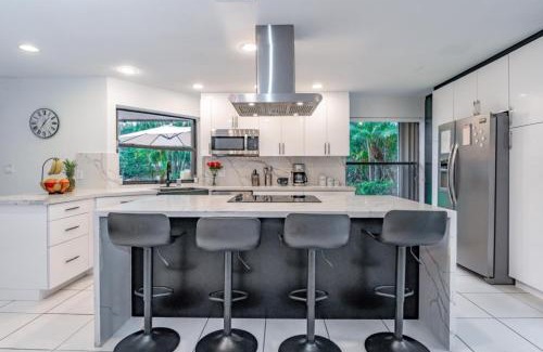 Croissant Park Casa | Fox Island Heated Spa- Downtown & Beach home