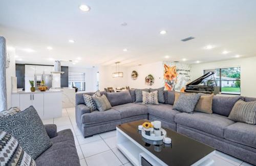 Croissant Park Casa | Fox Island Heated Spa- Downtown & Beach home