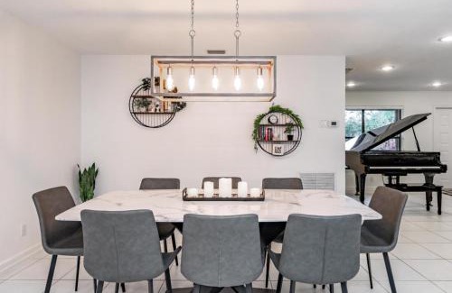 Croissant Park Casa | Fox Island Heated Spa- Downtown & Beach home