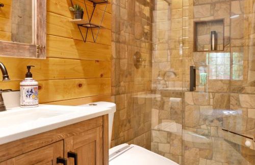 Big Bear Casa | Fox Lodge Big Bear-Indoor Pool-Hot Tub-Games-Luxury Retreat