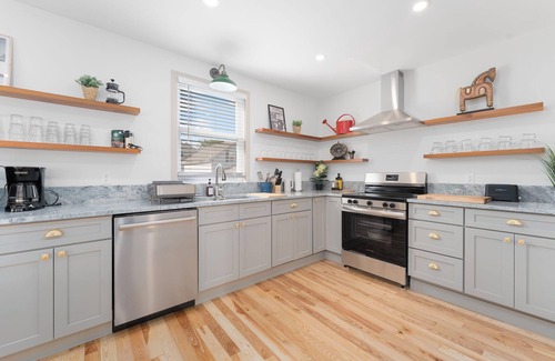 Fox Point Casa | Fox Point House: Walk to Brown/RISD + Free Parking for Up to 3 Cars!