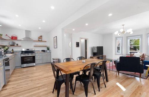 Fox Point Casa | Fox Point House: Walk to Brown/RISD + Free Parking for Up to 3 Cars!