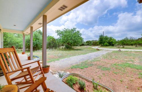 San Marcos Casa | Fox Ridge Farmhouse - Hill Country Getaway!