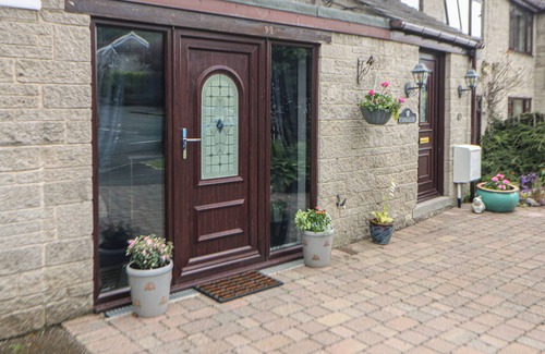 Castleton Cabaña | FOXGLOVES, romantic, with a garden in Castleton, Peak District