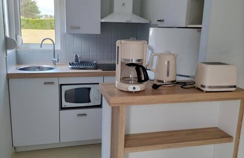 Saint-Martin de Brehal Cabaña | Casa familiar cerca de Granville con terraza, WiFi y limpieza incluido
