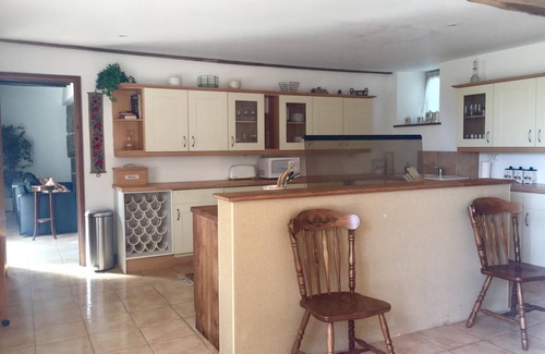 Saint-Georges-de-Reintembault Casa | Conversión de granero con encanto renovado, perfecto para unas vacaciones familiares tranquilas