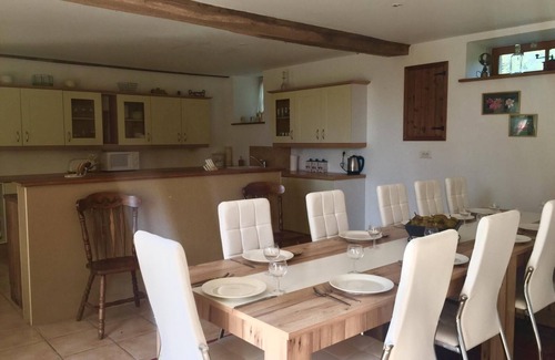 Saint-Georges-de-Reintembault Casa | Conversión de granero con encanto renovado, perfecto para unas vacaciones familiares tranquilas