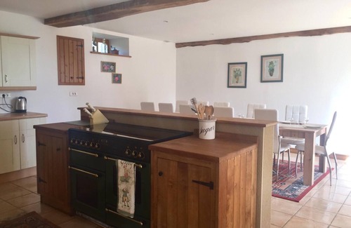 Saint-Georges-de-Reintembault Casa | Conversión de granero con encanto renovado, perfecto para unas vacaciones familiares tranquilas