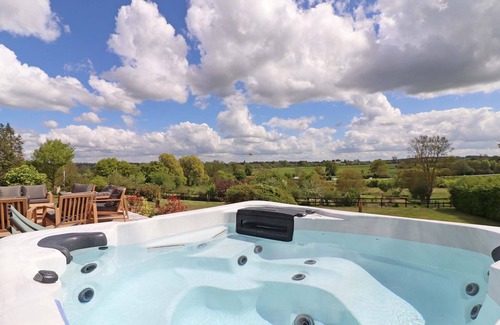 Saint-Germain-de-Clairefeuille Cabaña | Casita con spa, pista de tenis y carga eléctrica