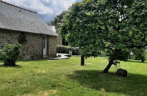 Saint-Malo-des-Trois-Fontaines Casa | Breton getaway in a charming cottage with garden and terrace