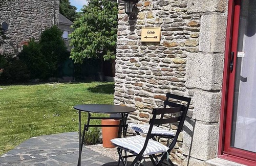 Saint-Malo-des-Trois-Fontaines Casa | Breton getaway in a charming cottage with garden and terrace