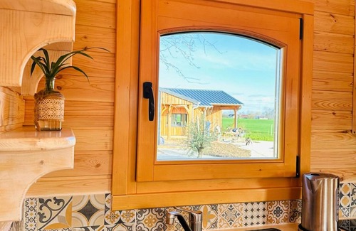 Faverolles Cabaña | Caravana auténtica con piscina climatizada y desayuno incluido