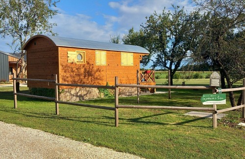 Faverolles Cabaña | Caravana auténtica con piscina climatizada y desayuno incluido