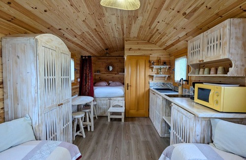 Faverolles Cama Y Desayuno | Caravana única con piscina climatizada y desayuno incluido
