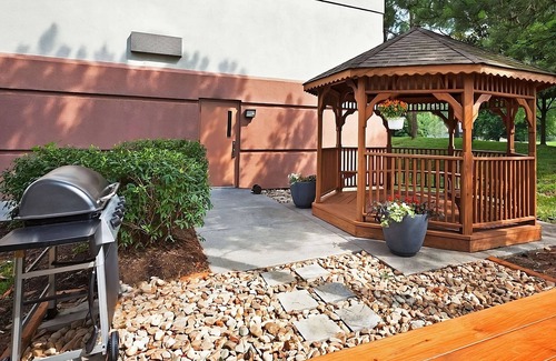 Ashley Oaks Hotel | Frank H McClung Museum Tour! 2 Pet-friendly Suites w/ Kitchen & FREE Parking!