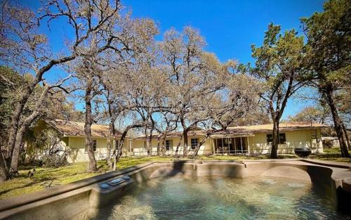 San Marcos Casa | Frank Lloyd Inspired 3BR - 1'35 Acres & Firepit