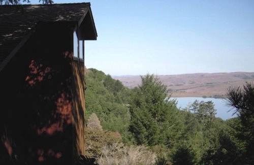 Point Reyes Station Casa | Frank's Place: casa clásica de Inverness con vistas a la bahía, bañera de hidromasaje