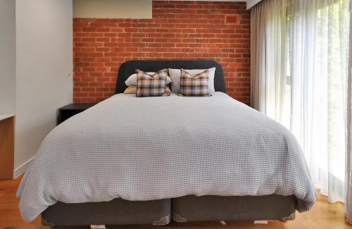 Newtown Apartamento | Frankie Luxury pool house Geelong Sleeps 12 Close to GMHBA cafes restaurants shops schools