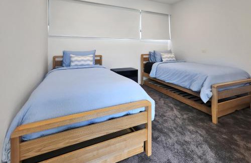 Newtown Apartamento | Frankie Luxury pool house Geelong Sleeps 12 Close to GMHBA cafes restaurants shops schools