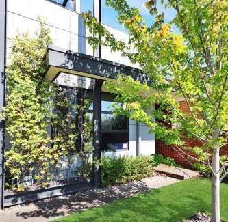 Newtown Apartamento | Frankie Luxury pool house Geelong Sleeps 12 Close to GMHBA cafes restaurants shops schools