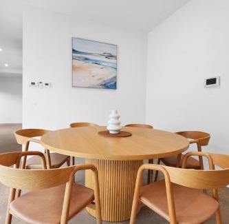 Newtown Apartamento | Frankie Luxury pool house Geelong Sleeps 12 Close to GMHBA cafes restaurants shops schools