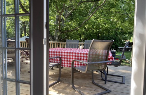 Franklin Cabaña | Franklin Historic Cottage on Old Womack Distillery