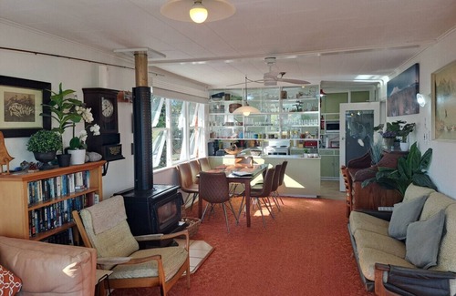 Two Mile Bay Casa | Hogareño, retro familia bach