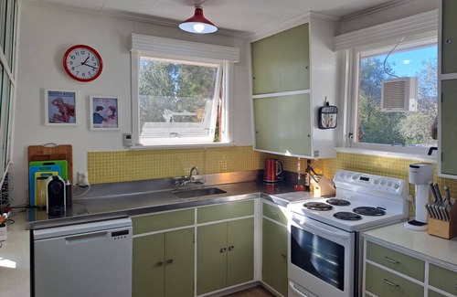 Two Mile Bay Casa | Hogareño, retro familia bach