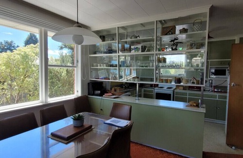 Two Mile Bay Casa | Hogareño, retro familia bach
