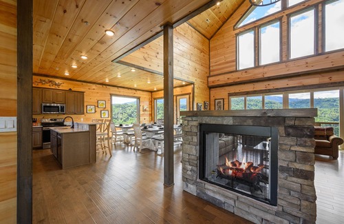 Gatlinburg Cabina | Free Attractions! 180° Views, 10per swimspa, Gas Firepit, Arcade room.