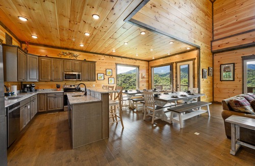 Gatlinburg Cabina | Free Attractions! 180° Views, 10per swimspa, Gas Firepit, Arcade room.