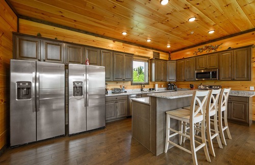 Gatlinburg Cabina | Free Attractions! 180° Views, 10per swimspa, Gas Firepit, Arcade room.