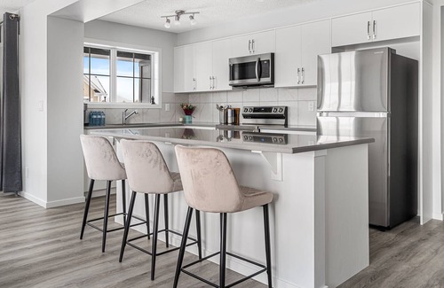Airdrie Casa | FREE Banff Pass, 4BR Townhome, Sleeps 10, Garage