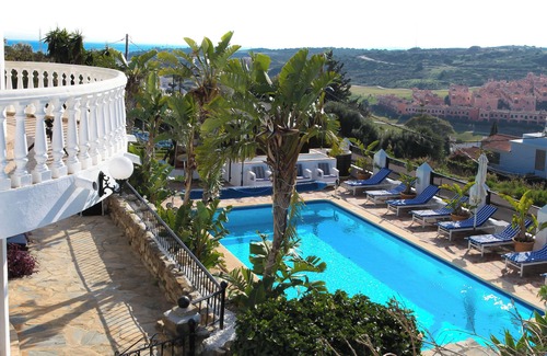 Estepona Villa | Bar gratuito, Piscina, Jacuzzi, Jardín, Fútbol, Billar, Tenis de mesa. Duerme 20