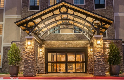 McNeil Condominio | Free Breakfast + 24 Hour Business Center + Heated Pool | Close to University of Texas