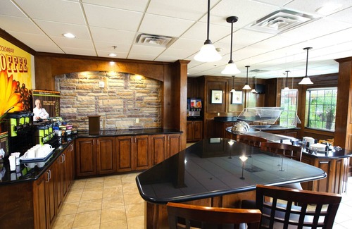 South Side Condominio | Free Breakfast Buffet. Close to Great Beaches!