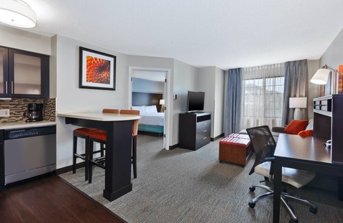 Shelby Township Condominio | Free Breakfast Buffet. Pool & Hot Tub Access. Great Location!