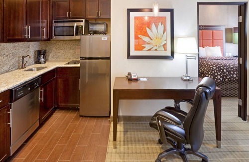 Irving Condominio | Free Breakfast + Fitness Center Access | Close to the DFW Airport!