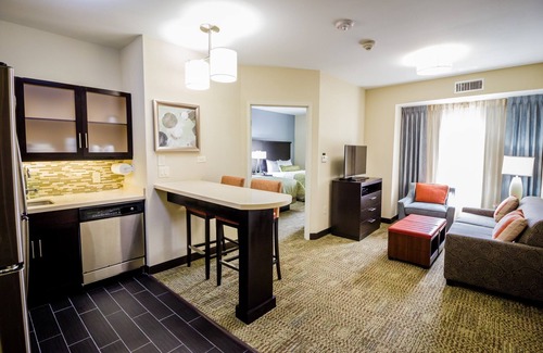 Plano Condominio | Free Breakfast, Free Wi-Fi, Outdoor Pool | Comfy Suite in Plano