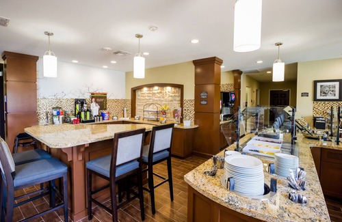 Plano Condominio | Free Breakfast, Free Wi-Fi, Outdoor Pool | Comfy Suite in Plano
