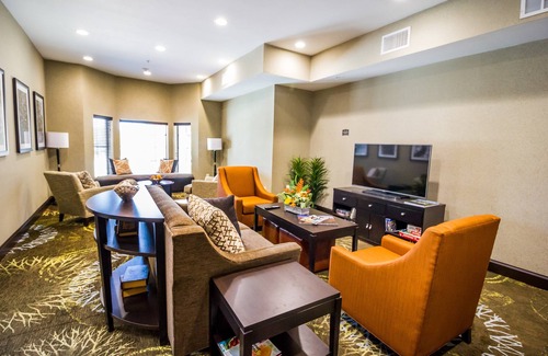 Plano Condominio | Free Breakfast, Free Wi-Fi, Outdoor Pool | Comfy Suite in Plano