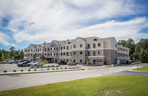 Jacksonville Condominio | Desayuno gratis. Piscina al aire libre. Barbacoa compartida. Cerca de Marine Corps Air Station New River.