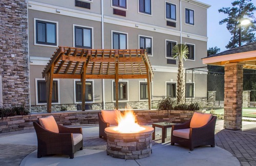 Jacksonville Condominio | Desayuno gratis. Piscina al aire libre. Barbacoa compartida. Cerca de Marine Corps Air Station New River.